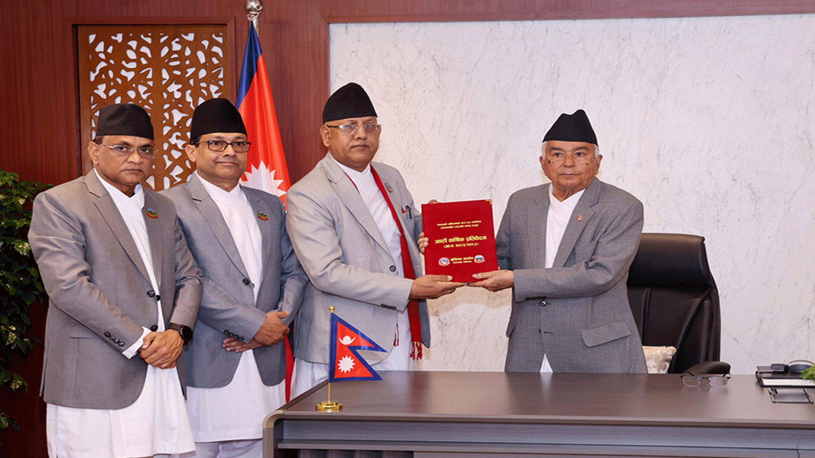 राष्ट्रपति रामचन्द्र पौडेलसमक्ष मुस्लिम आयोगको वार्षिक प्रतिवेदन पेश