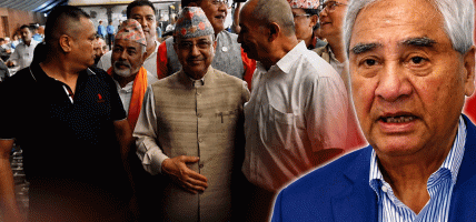 नेपाली कांग्रेसका निवर्तमान सभापति शेरबहादुर देउवालाई स्वागत गर्न विमानस्थलमा नेता कार्यकर्ताको भिड