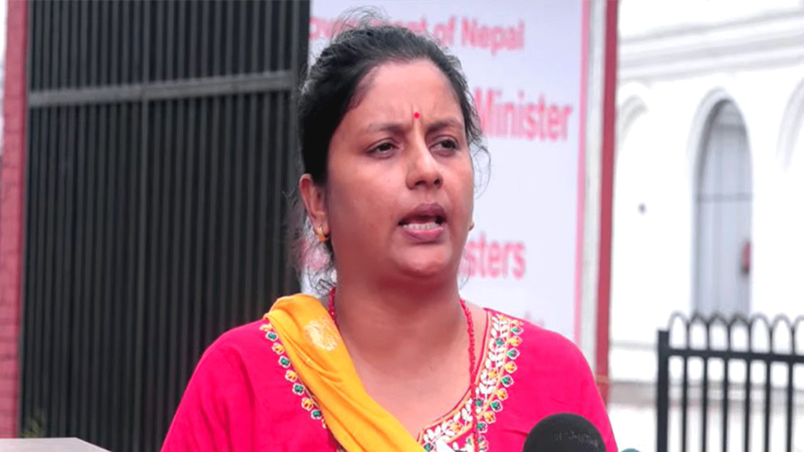 विद्युत् प्राधिकरणका ४० बढी कर्मचारी रसुवा टनेलमा फसेको भन्दै आफन्त पुगे प्रधानमन्त्री कार्यालय