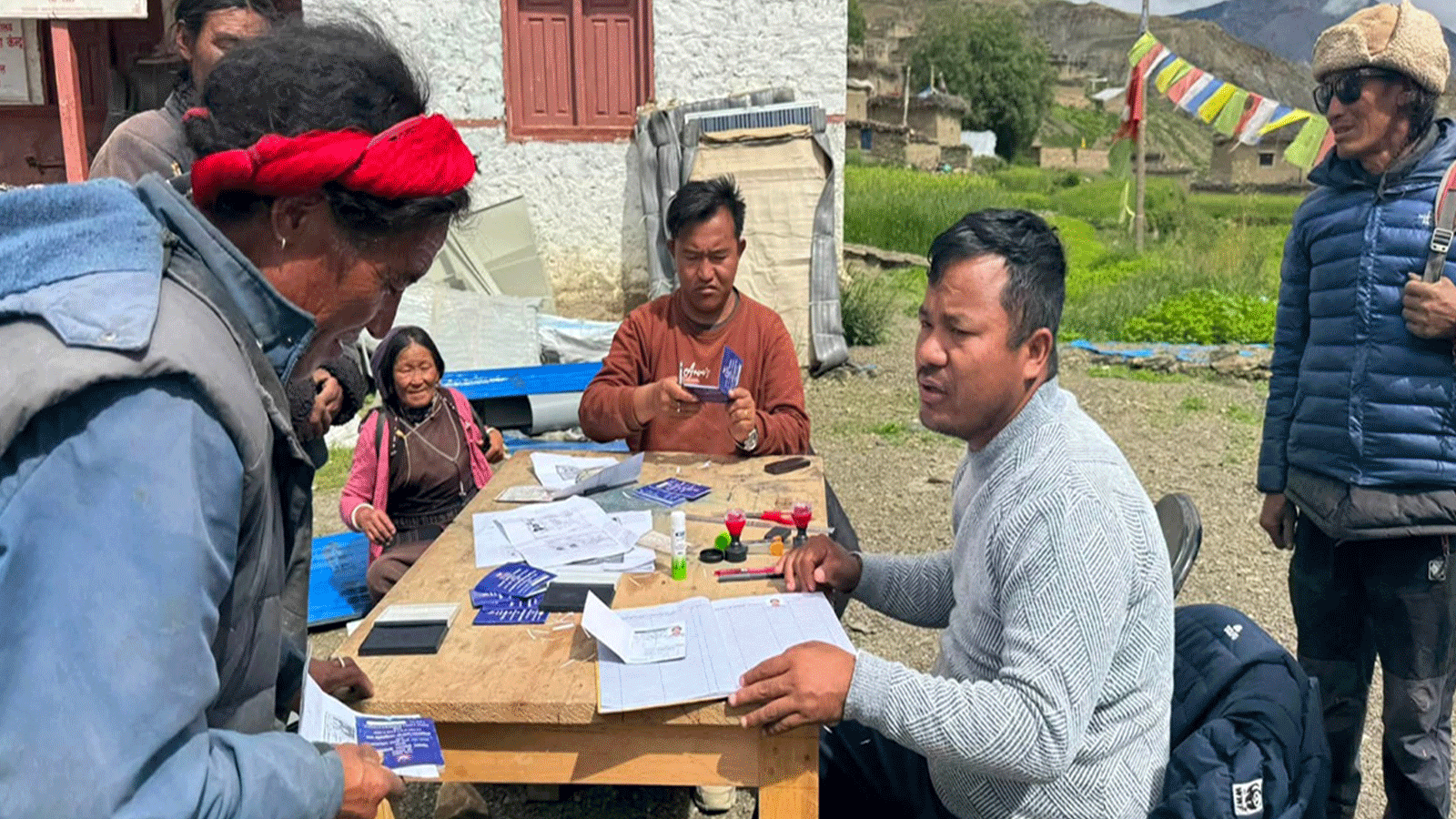 चीनको सीमा क्षेत्रका २ सय बासिन्दालाई प्रस्थान तथा प्रवेश अनुमति वितरण
