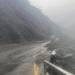 मुग्लिन–नारायणगढ सडकमा तीन स्थानमा ढुंगा र लेदो खस्यो, एकतर्फी सवारी सञ्चालनमा