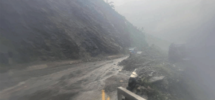 मुग्लिन–नारायणगढ सडकमा तीन स्थानमा ढुंगा र लेदो खस्यो, एकतर्फी सवारी सञ्चालनमा