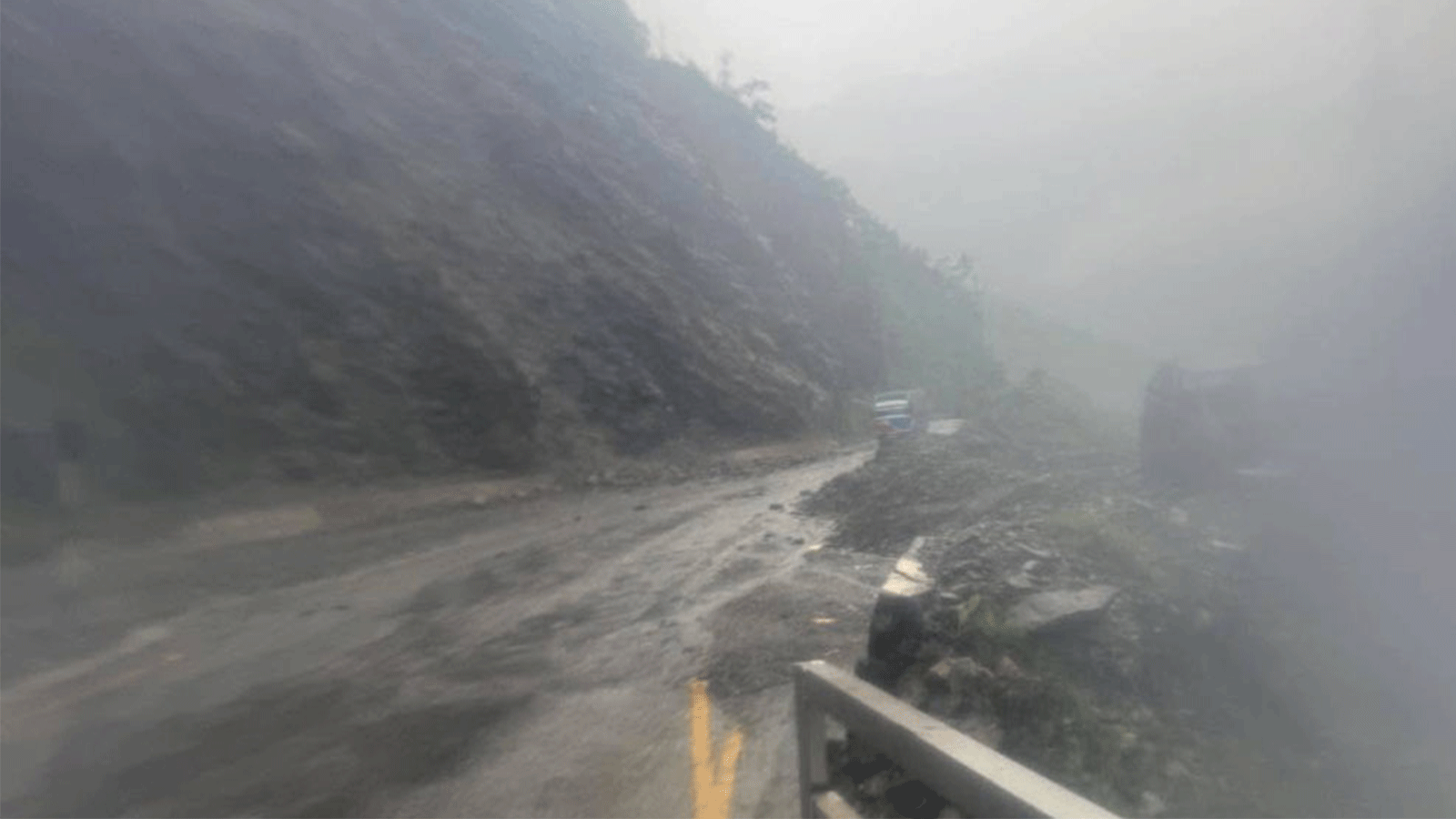 मुग्लिन–नारायणगढ सडकमा तीन स्थानमा ढुंगा र लेदो खस्यो, एकतर्फी सवारी सञ्चालनमा