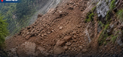 धादिङमा पहिरो खस्दा पृथ्वी राजमार्ग अवरुद्ध धादिङमा पहिरो खस्दा पृथ्वी राजमार्ग अवरुद्ध