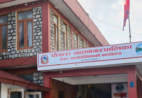 जीर्ण फ्लेक्स र साइनबोर्ड सात दिनभित्र हटाउन पोखरा महानगरको निर्देशन