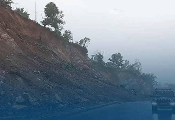 यी राजमार्ग अझै अवरुद्ध