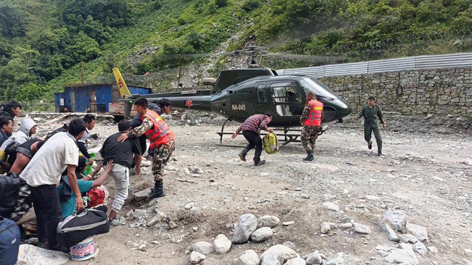 अप्पर त्रिशुलीको टनेलमा फसेका ३५० जनाको नेपाली सेनाद्वारा उद्धार