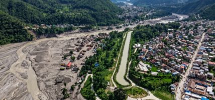मध्यराति मान्द्रुङ खोलामा आएको बाढीले नाम्रुङका ३ घर बगायो, तटीय क्षेत्रमा सतर्कता अपनाउन आग्रह