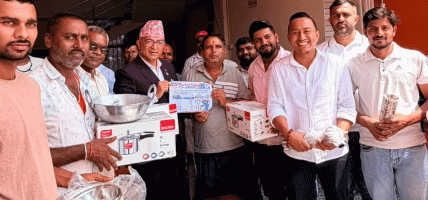 पोखराका कवाडी व्यवसायीले भोटेकोशी बाढीपीडितलाई दिए १० लाखको राहत