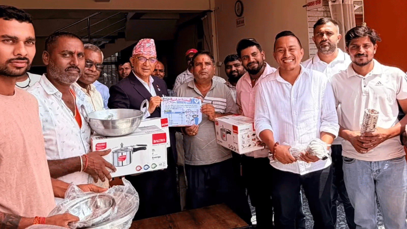 पोखराका कवाडी व्यवसायीले भोटेकोशी बाढीपीडितलाई दिए १० लाखको राहत