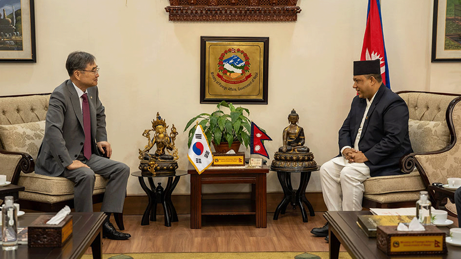 परराष्ट्रमन्त्री शिशिर खनाल र विदेशमन्त्री चो ह्युनबीच सिंहदरबारस्थित परराष्ट्र मन्त्रालयमा भेटवार्ता