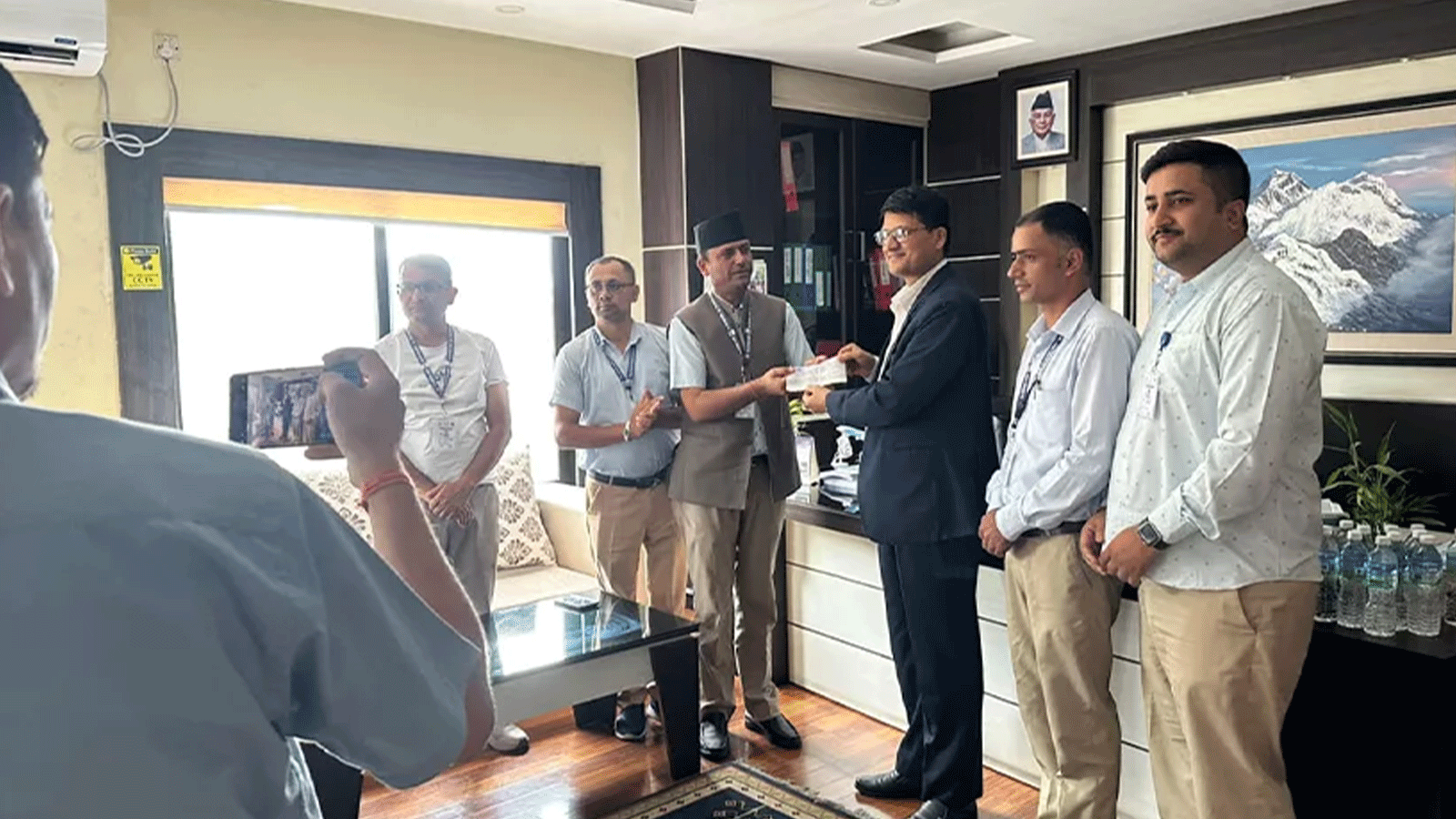 बाढीपीडितको सहयोगका लागि भन्सार एजेन्ट संघद्वारा २ लाख रुपैयाँ सहयोग