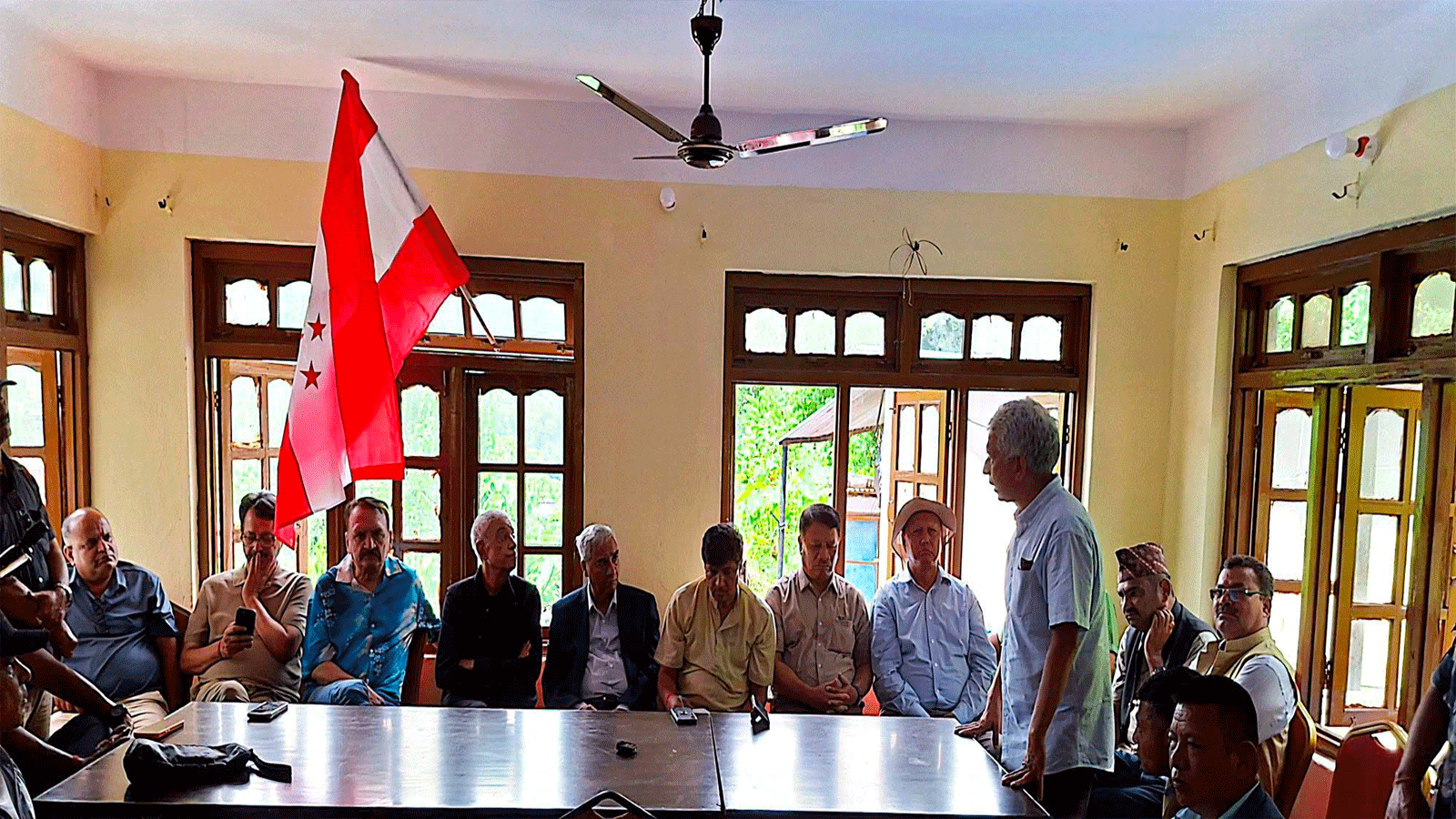 बाढी प्रभावित क्षेत्रमा पुगेका देउवाले भने, ‘सरकारले के गरिरहेको छ बुझ्न आएको हुँ’