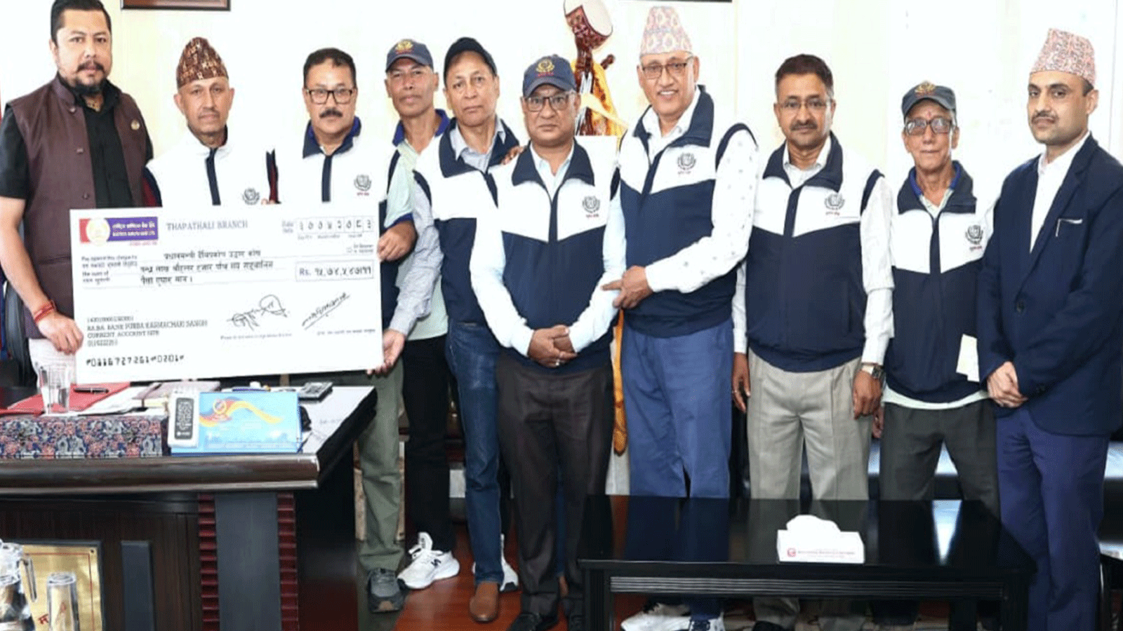 बाढी प्रभावितलाई राष्ट्रिय वाणिज्य बैंकका सेवा निवृत्त कर्मचारीहरूको १५ लाख ७४ हजार सहयोग