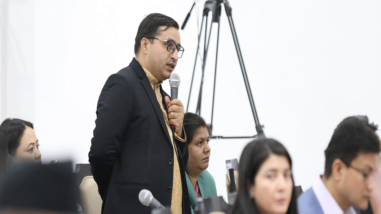 रास्वपा सांसदले भने, ‘विदेशीले पठाएको राहत सामग्री एयरपोर्टमा अलपत्र पर्‍यो’