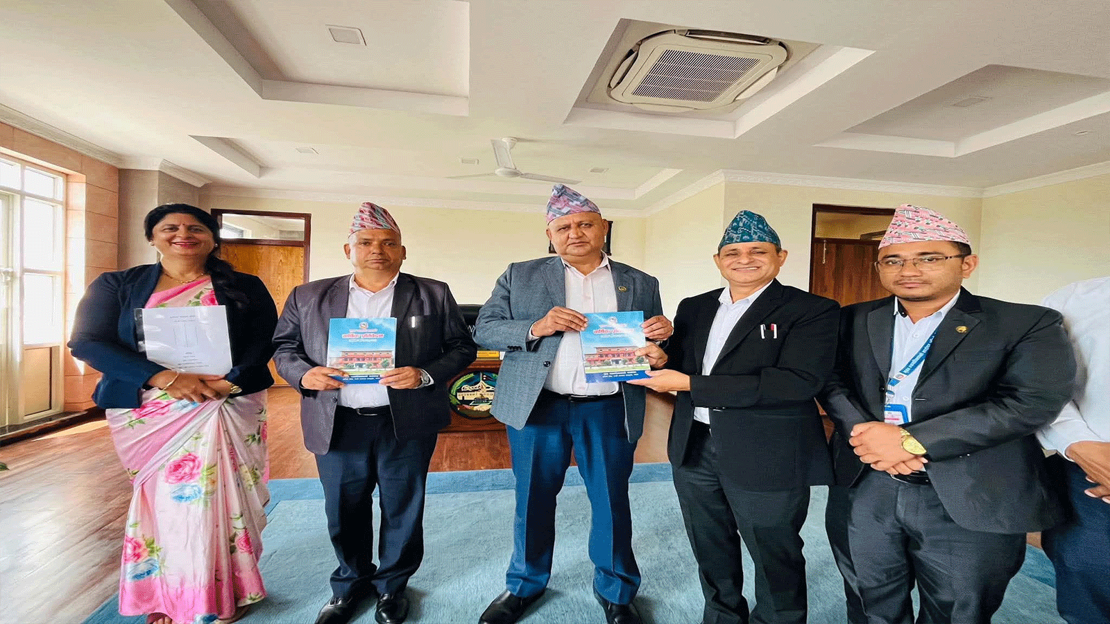 मुख्य न्यायाधिवक्ताको कार्यालयद्वारा मुख्यमन्त्री आचार्यलाई वार्षिक प्रतिवेदन हस्तान्तरण मुख्य न्यायाधिवक्ताको कार्यालयद्वारा मुख्यमन्त्री आचार्यलाई वार्षिक प्रतिवेदन हस्तान्तरण