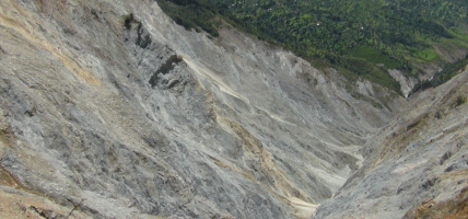 रणजोर खोलाको सिरमा रहेको घ्याप्चेको पहिरोको कारण मन्थलीसमेत जोखिममा