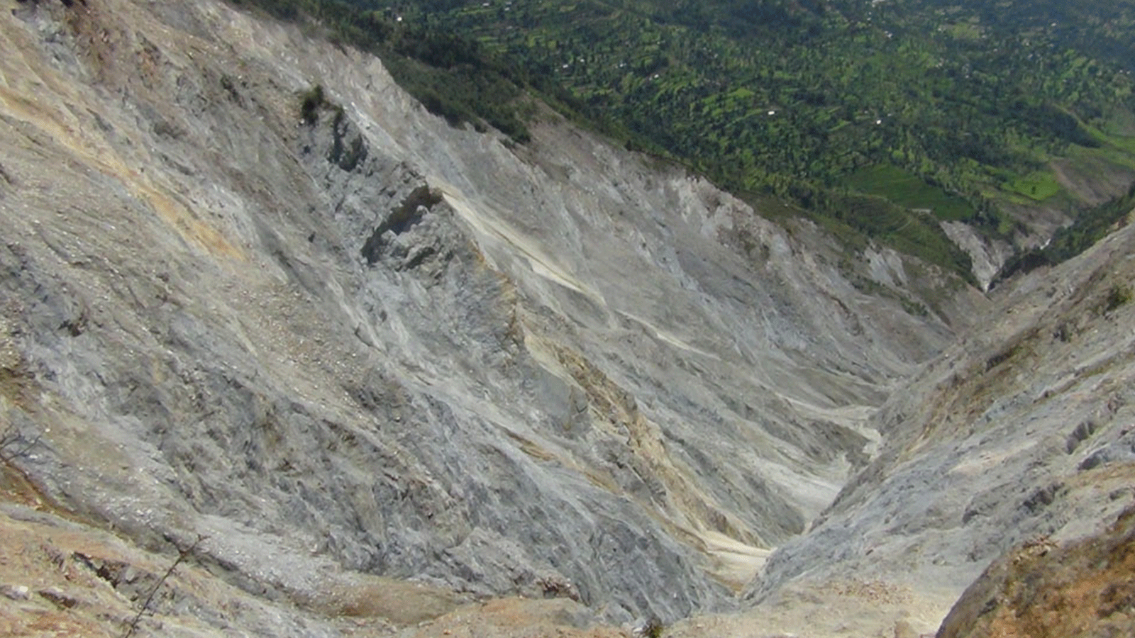 रणजोर खोलाको सिरमा रहेको घ्याप्चेको पहिरोको कारण मन्थलीसमेत जोखिममा