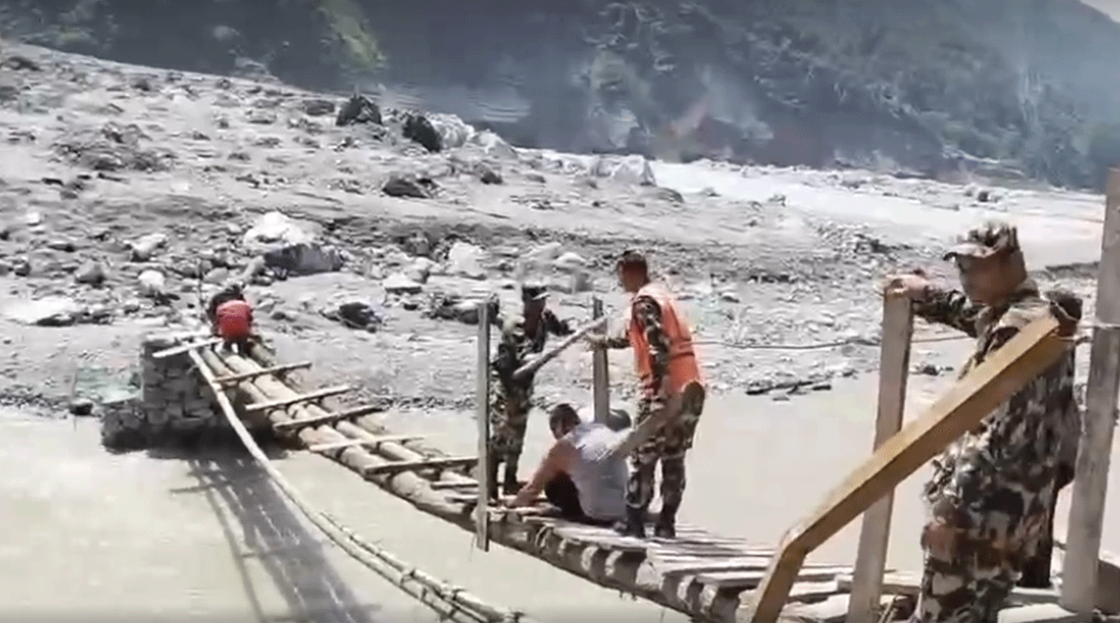 सुवा र नुवाकोटका टनेल तथा दुर्गम बस्तीमा सेनाको संयुक्त टोली परिचालित, ८ हजार ७ सयभन्दा बढी फौज कार्यक्षेत्रमा सुवा र नुवाकोटका टनेल तथा दुर्गम बस्तीमा सेनाको संयुक्त टोली परिचालित, ८ हजार ७ सयभन्दा बढी फौज कार्यक्षेत्रमा