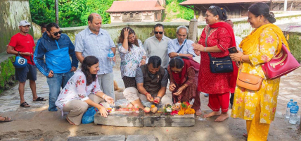 गौरीघाट–गुह्येश्वरी सडकमा परम्परागत शैलीमा ढुङ्गा छाप्ने काम सुरु