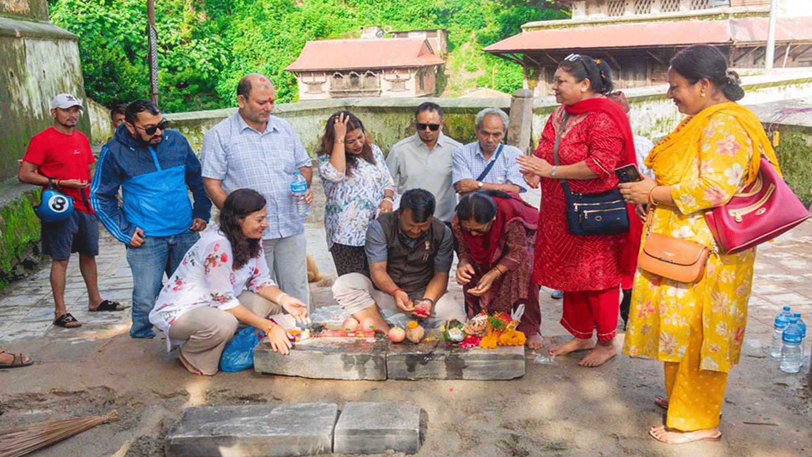 गौरीघाट–गुह्येश्वरी सडकमा परम्परागत शैलीमा ढुङ्गा छाप्ने काम सुरु